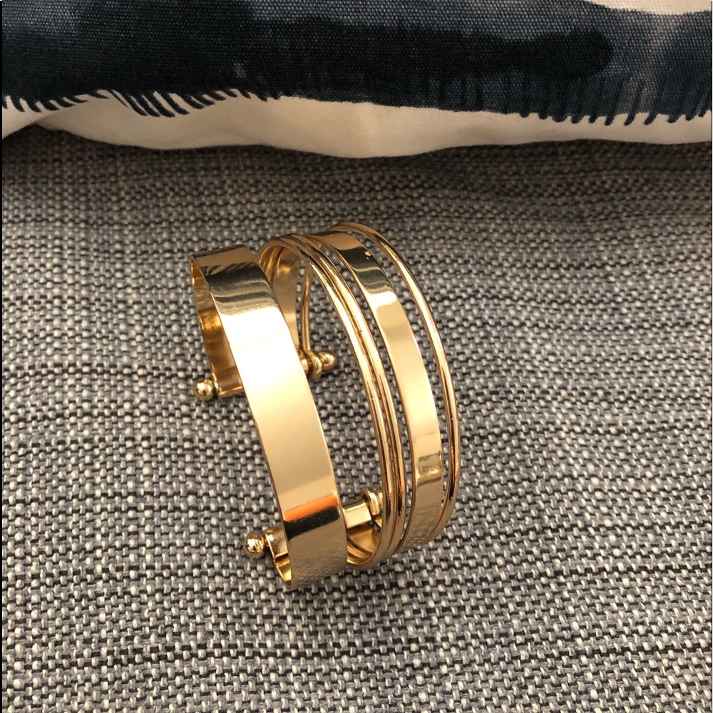 Statement bracelet gold